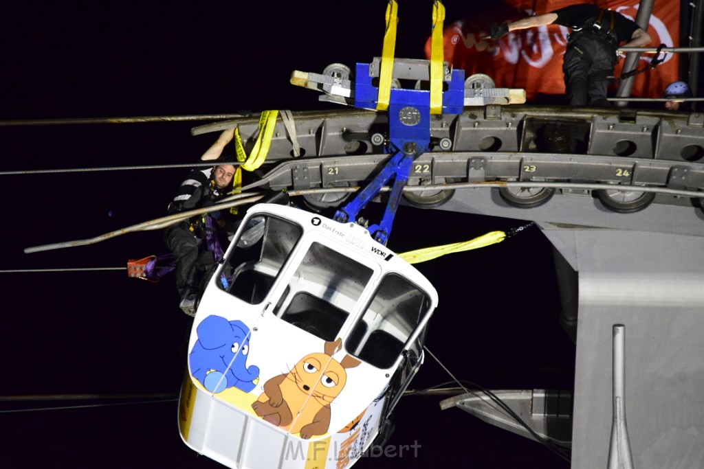 Koelner Seilbahn Gondel blieb haengen Koeln Linksrheinisch P905.JPG - Miklos Laubert